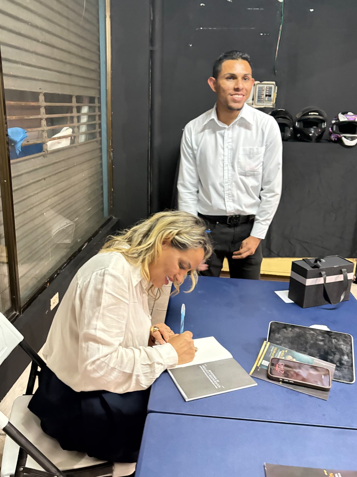 Fran Santos autografando exemplares do devocional