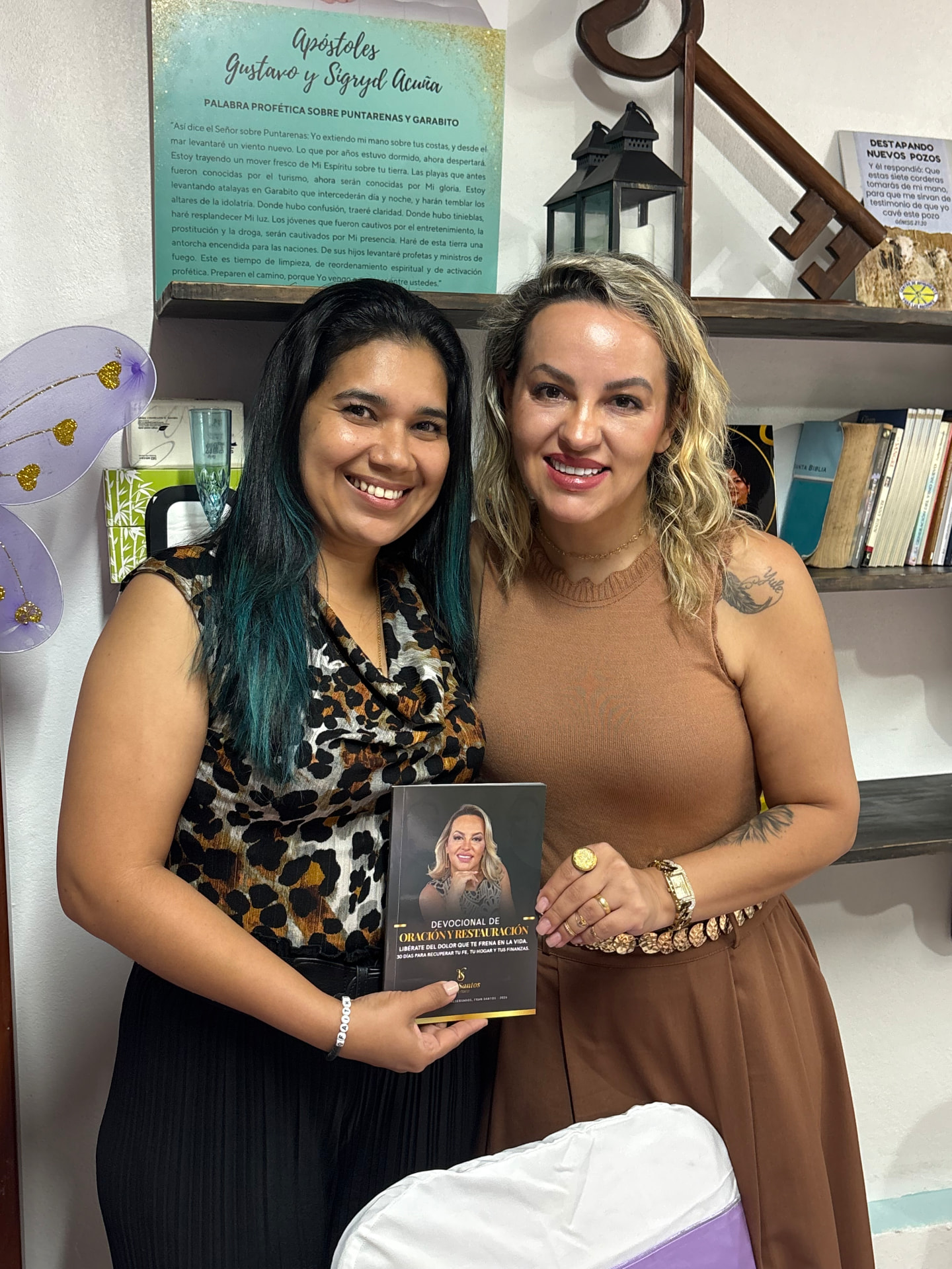 Fran Santos com leitora segurando o exemplar físico do devocional