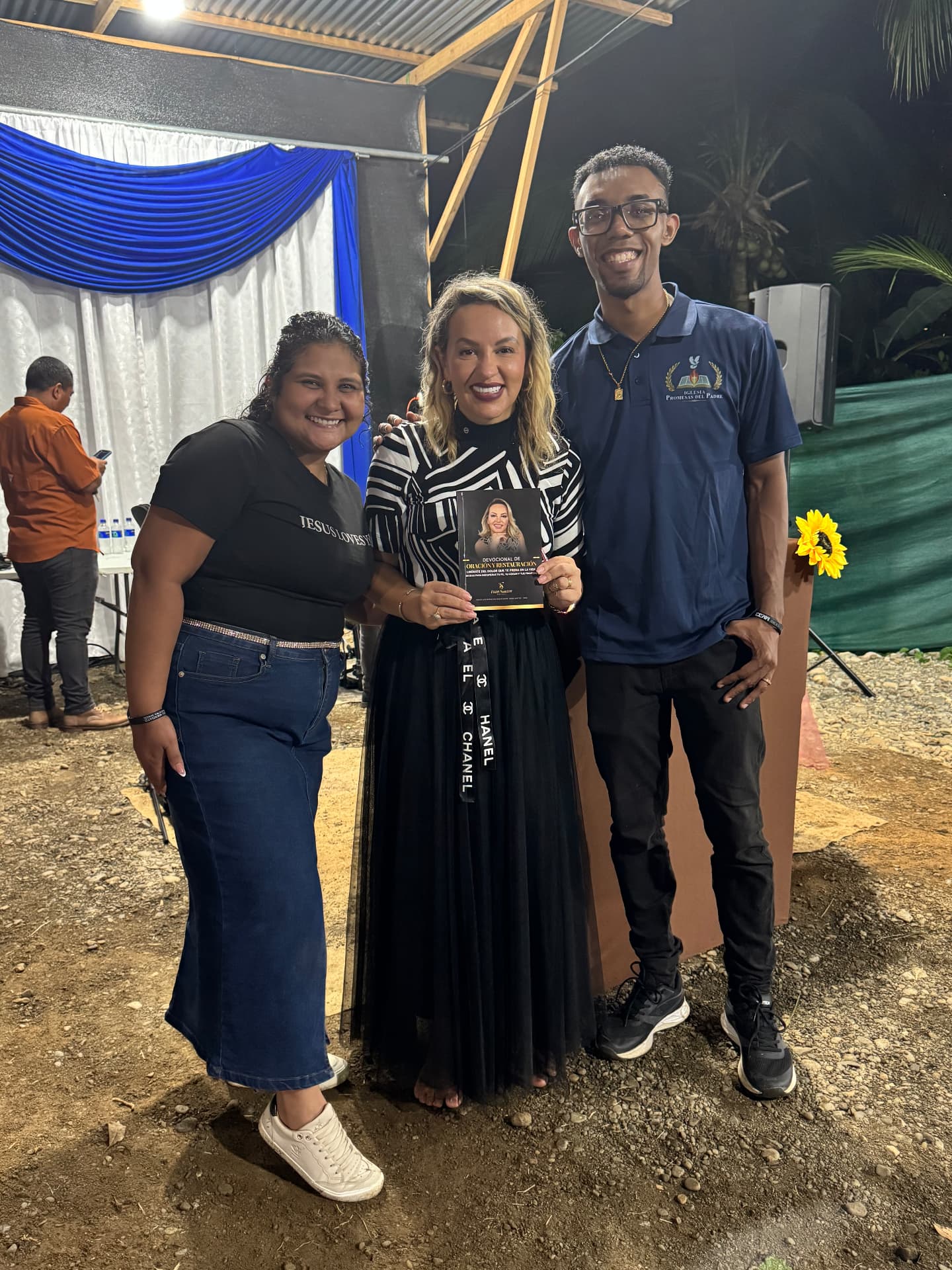 Fran Santos com participantes do lançamento segurando o devocional